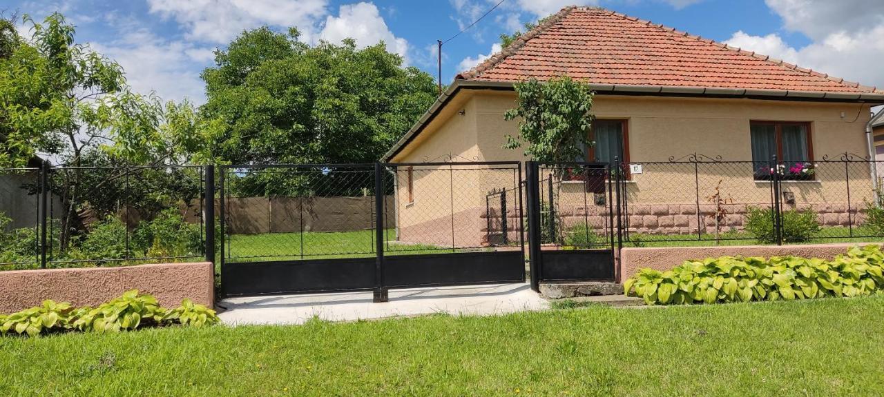Villa Andrea Vendeghaz Egerszolat Esterno foto